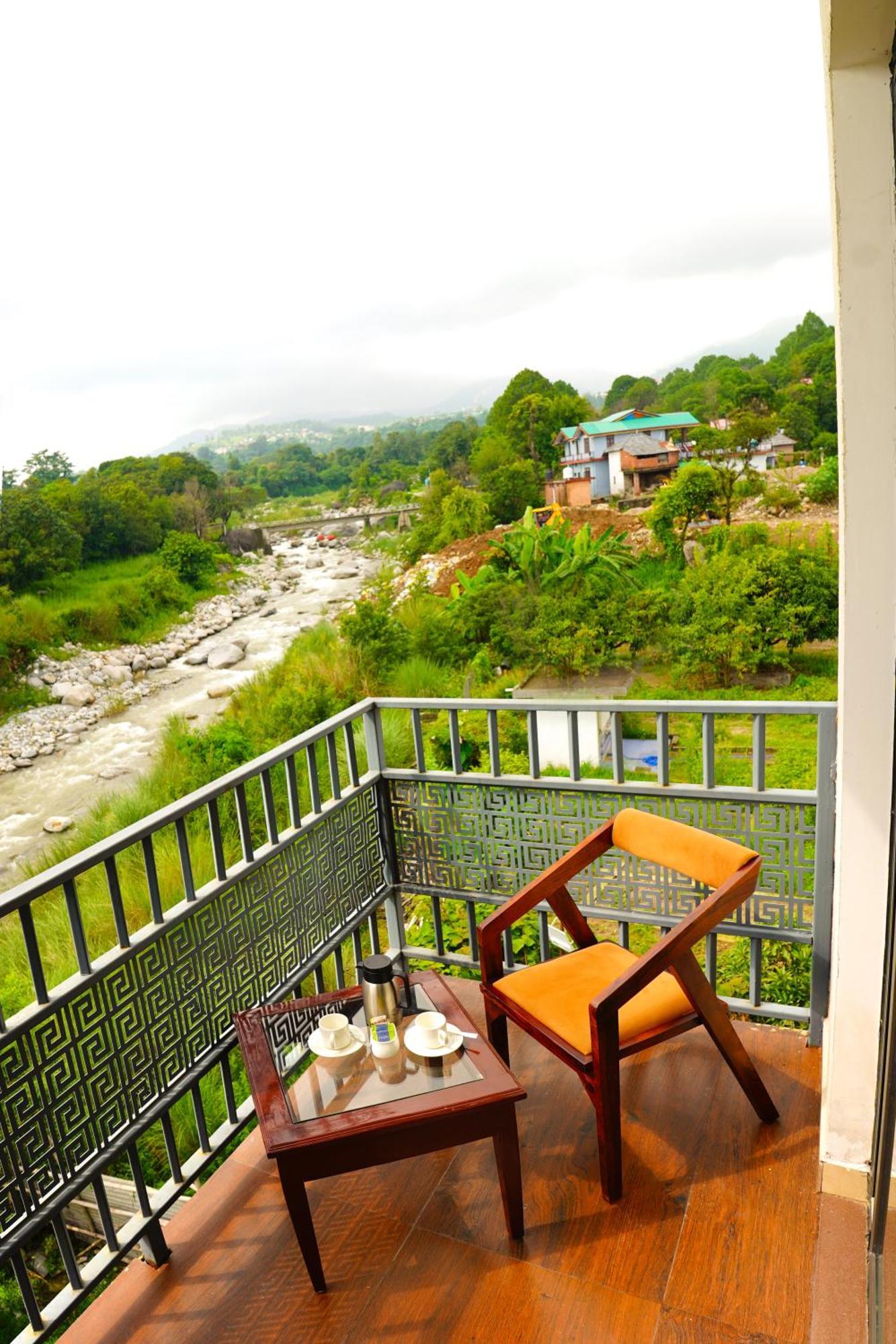 Aachman River And Valley View Resort Dharamshala - A Riverside Resort With Balcony View Dış mekan fotoğraf