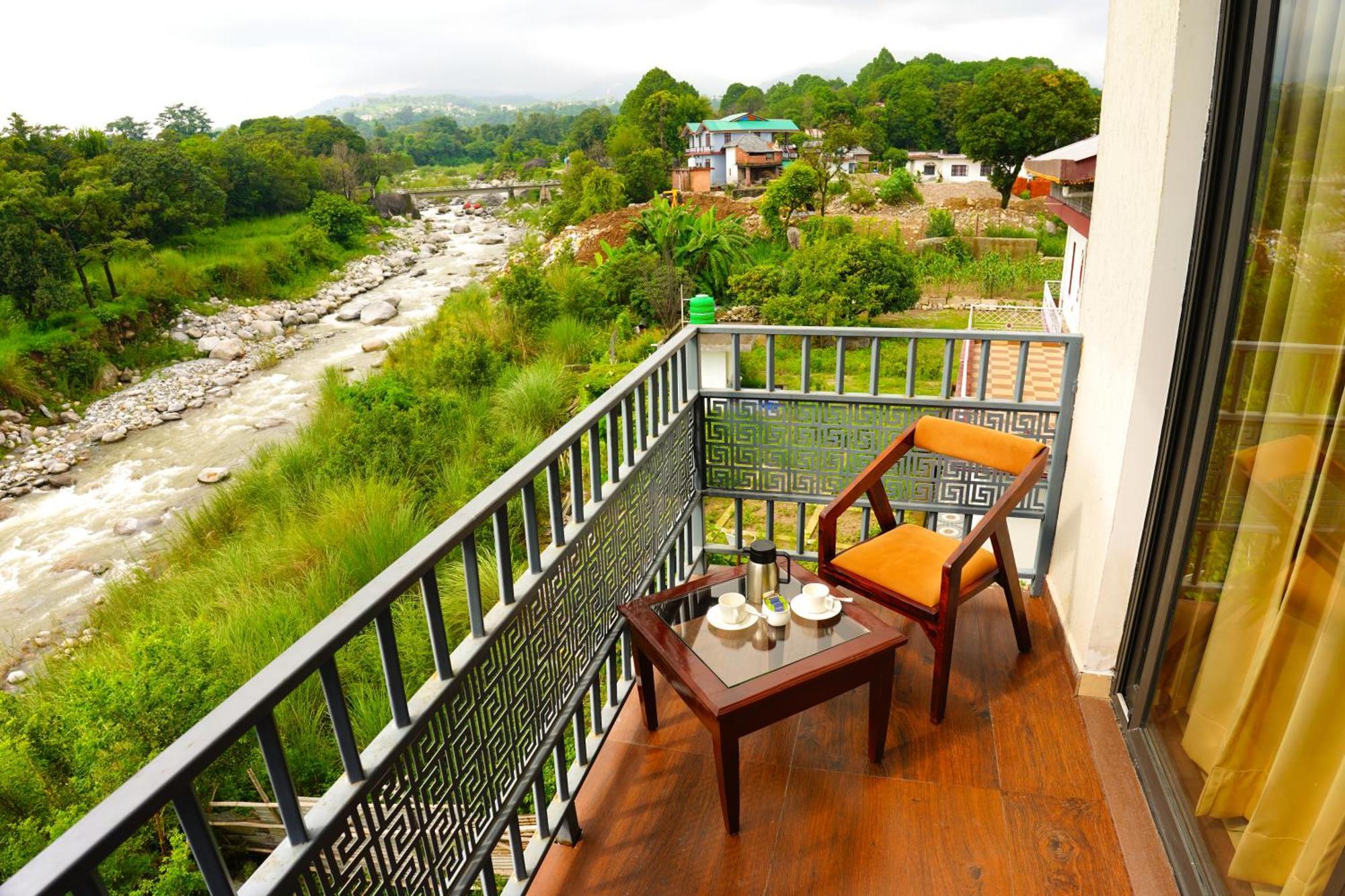 Aachman River And Valley View Resort Dharamshala - A Riverside Resort With Balcony View Dış mekan fotoğraf